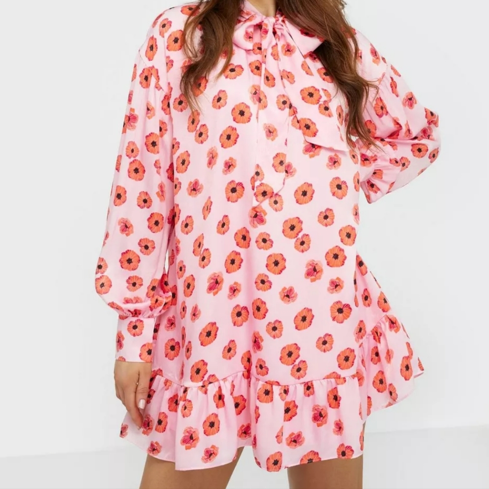 NWT Glamorous Mini Smock Dress Peplum Hem In Poppy Designs and Neck Tie Size 10